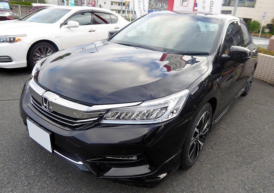 ホンダ アコード 9代目 の斜め前写真