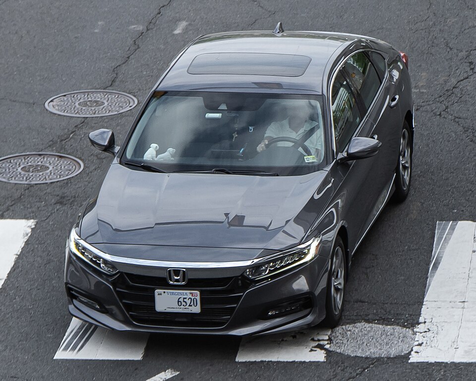 ホンダ アコード 10代目 の正面写真