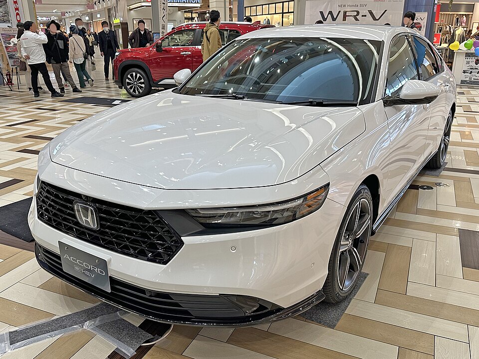 ホンダ アコード 11代目 の斜め前写真
