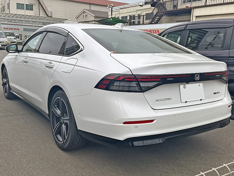 ホンダ アコード 11代目 の後方写真