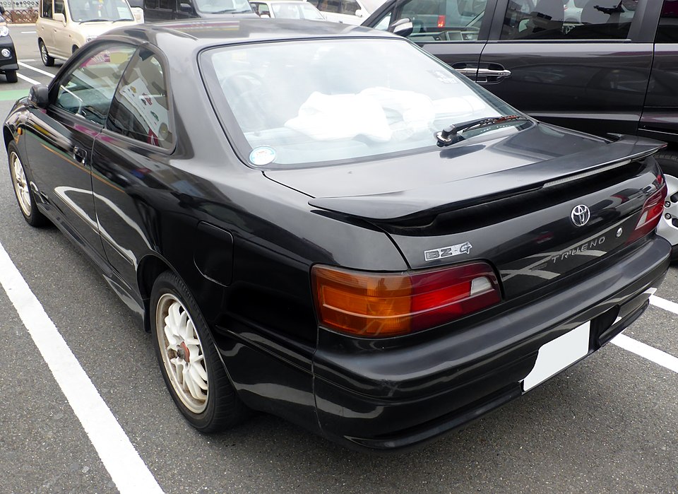 トヨタ カローラレビン/スプリンタートレノ AE111 の後方写真