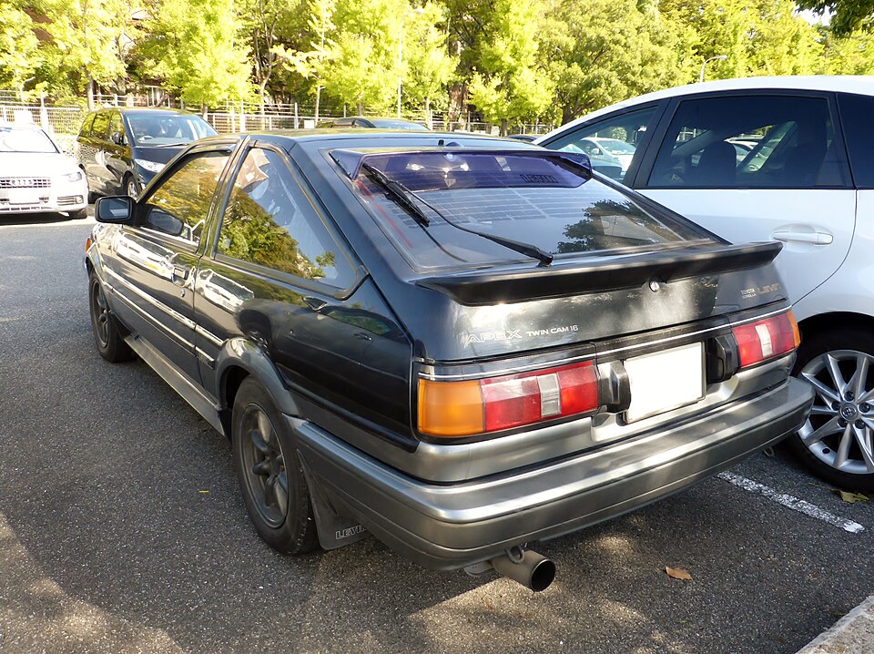 トヨタ カローラレビン／スプリンタートレノ AE86 の後方写真