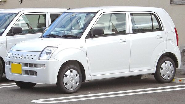 アルト 6代目 後期 の斜め前写真