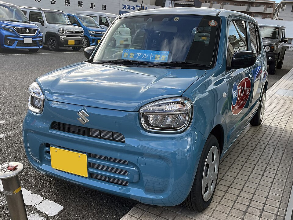 スズキ アルト 9代目 前期 の斜め前写真