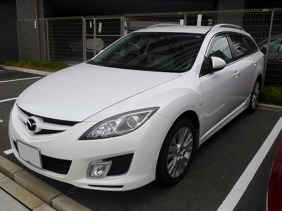 マツダ アテンザ／MAZDA6 2代目 の斜め前写真