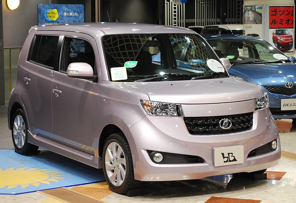 トヨタ bB 2代目 の斜め前写真