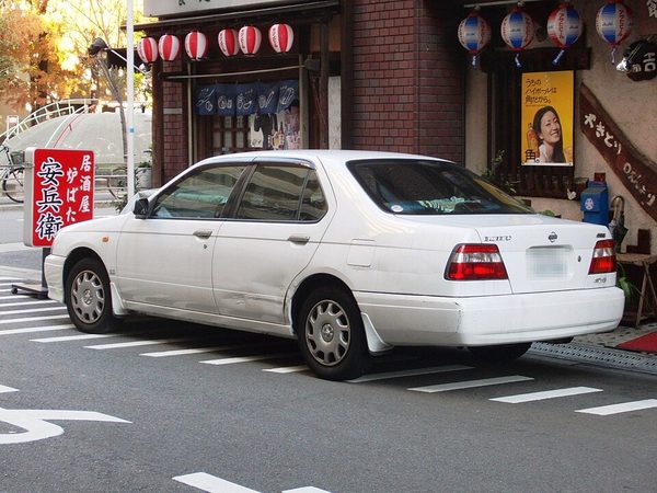 ブルーバード 10代目 の後方写真