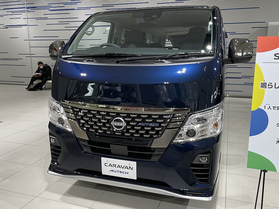 日産 キャラバン 5代目 AUTECH の斜め前写真