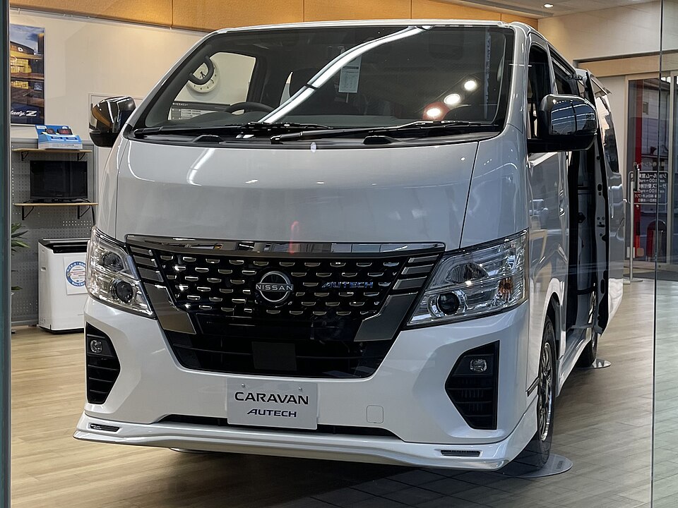 日産 キャラバン 5代目 AUTECH の斜め前写真