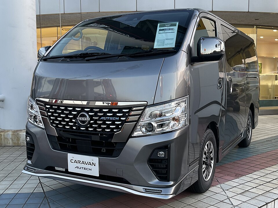 日産 キャラバン 5代目 AUTECH の斜め前写真
