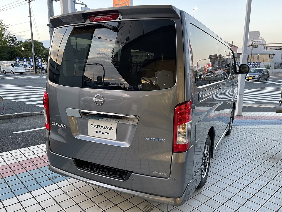 日産 キャラバン 5代目 AUTECH の後方写真