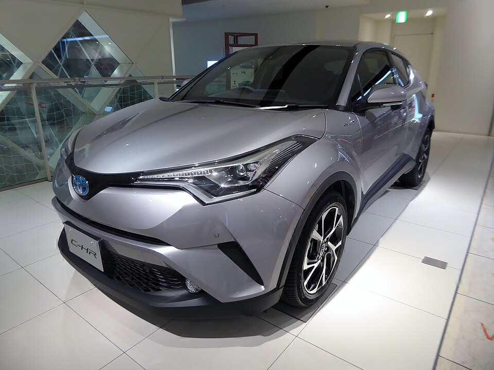 トヨタ C-HR 初代 の正面写真