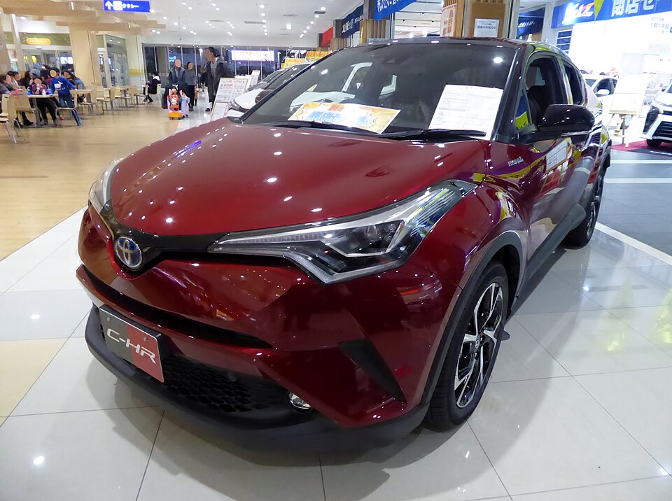 トヨタ C-HR 初代 の正面写真