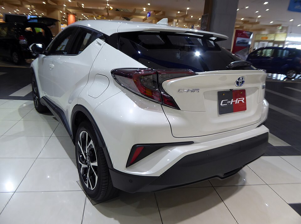 トヨタ C-HR 初代 の後方写真