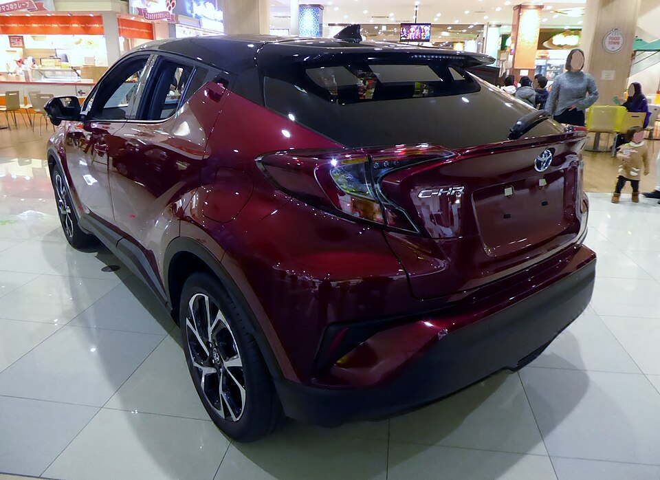 トヨタ C-HR 初代 の後方写真