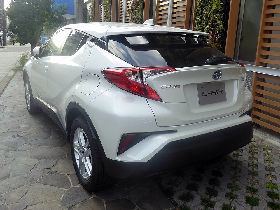 トヨタ C-HR 初代 の後方写真