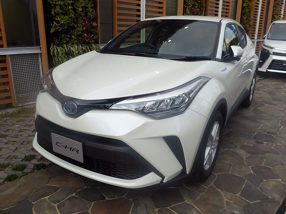 トヨタ C-HR 初代 の正面写真