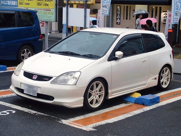 シビック 7代目 タイプR の斜め前写真