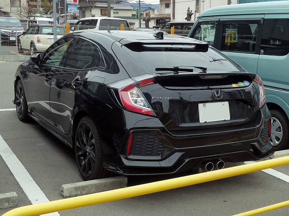 ホンダ シビック 10代目 の後方写真