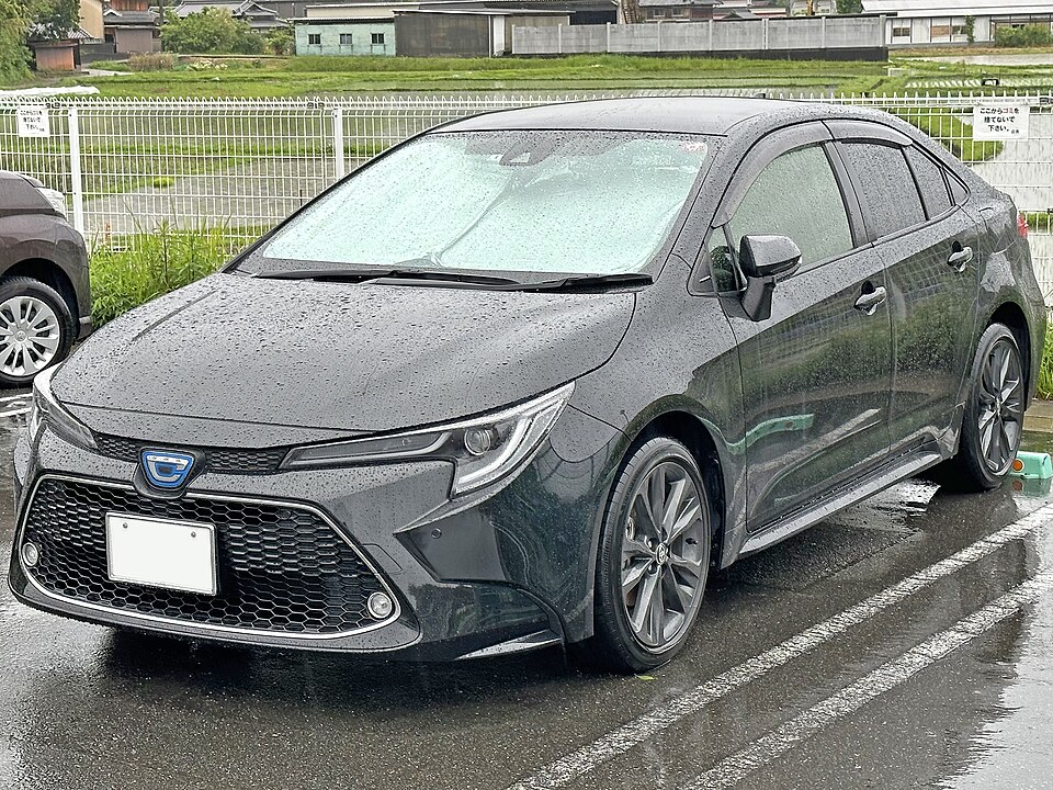 トヨタ カローラ 12代目 (E210) の斜め前写真