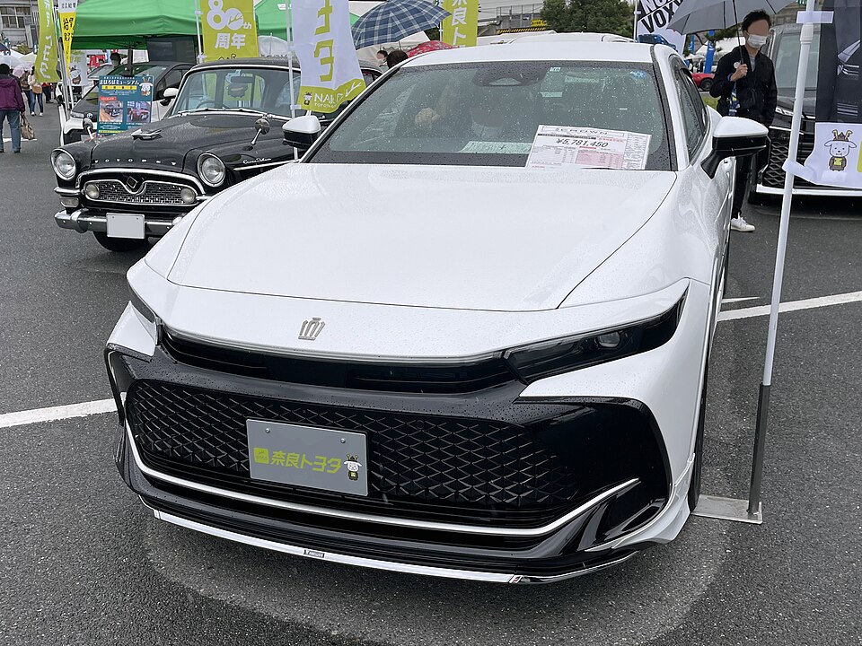 トヨタ クラウン クロスオーバー 初代 の正面写真