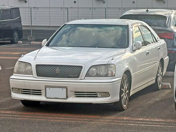 クラウン 11代目 (170系) の正面写真