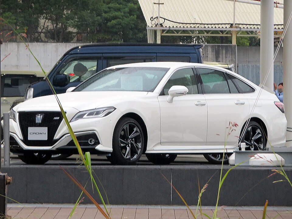 トヨタ クラウン 15代目 (220系) の外観写真