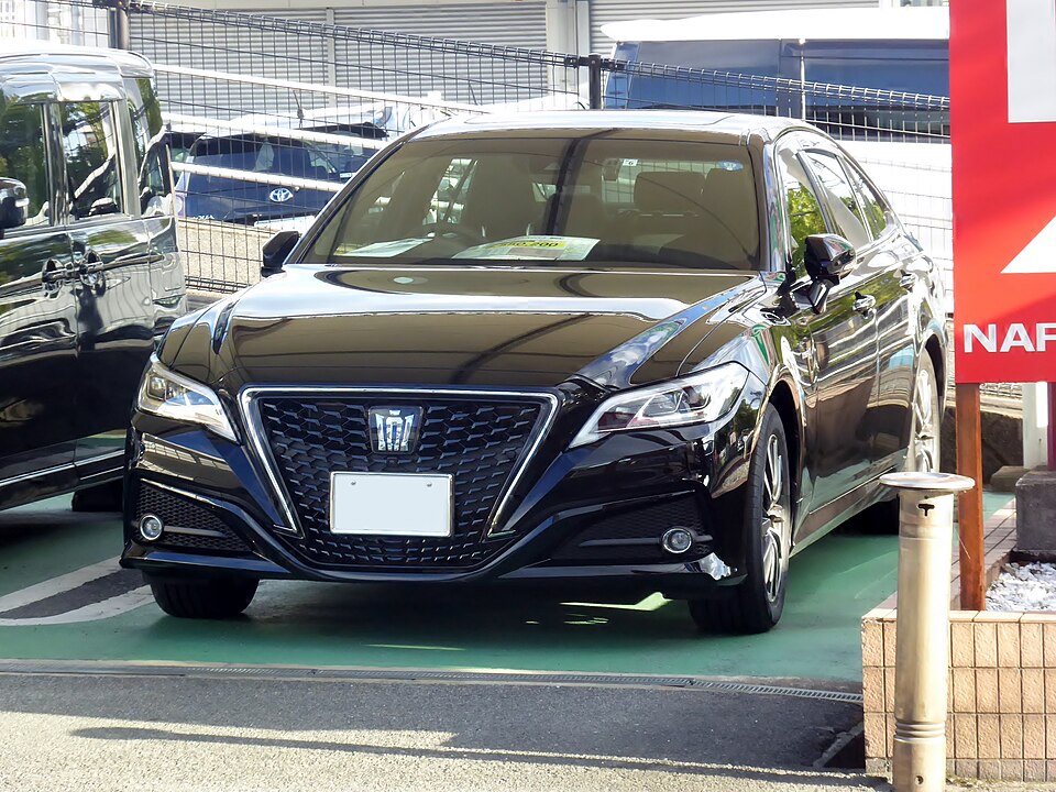 トヨタ クラウン 15代目 (220系) の正面写真