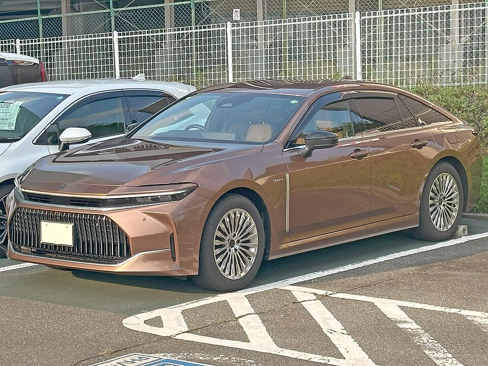 トヨタ クラウン 16代目 の正面写真