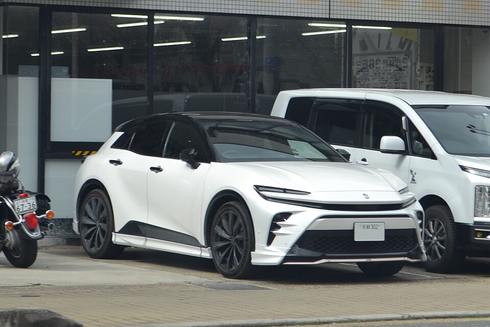 トヨタ クラウン スポーツ 初代 の斜め前写真