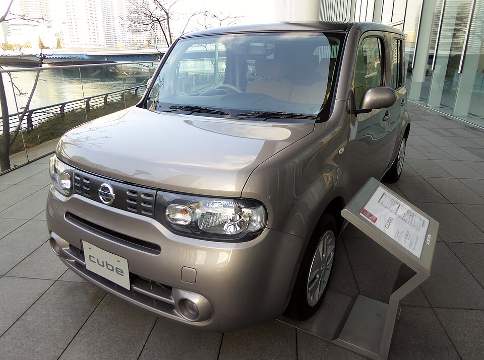 日産 キューブ 3代目 の正面写真