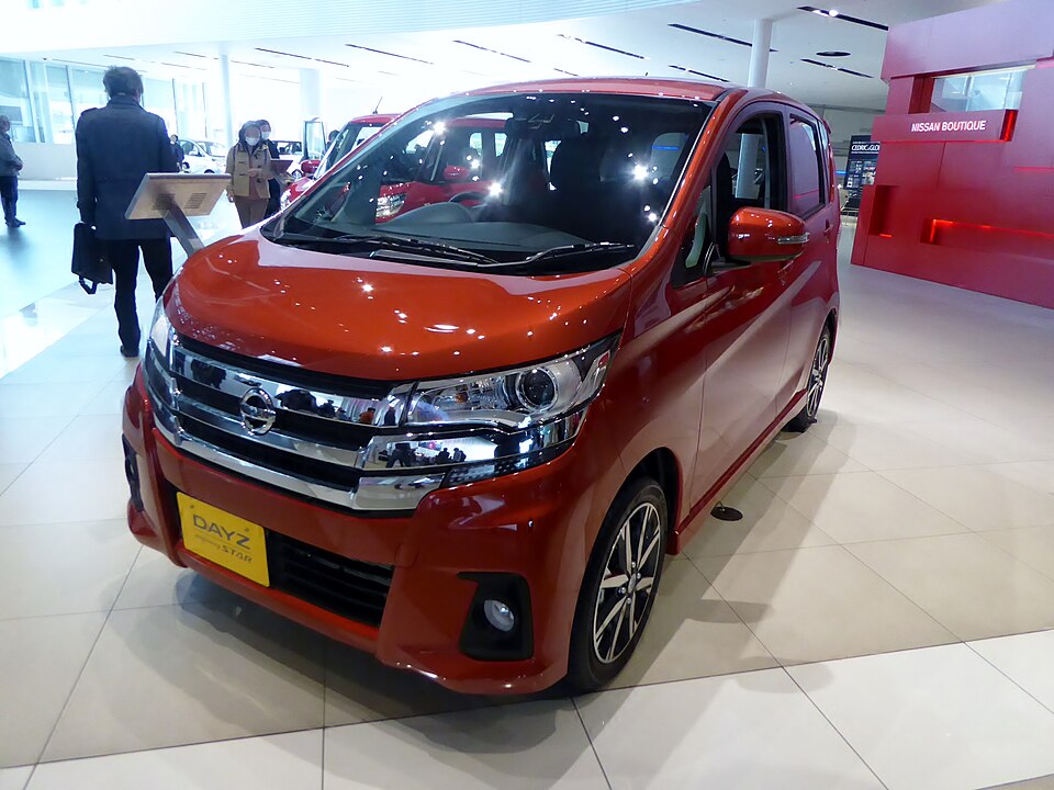 日産 デイズ 初代 ハイウェイスター の正面写真