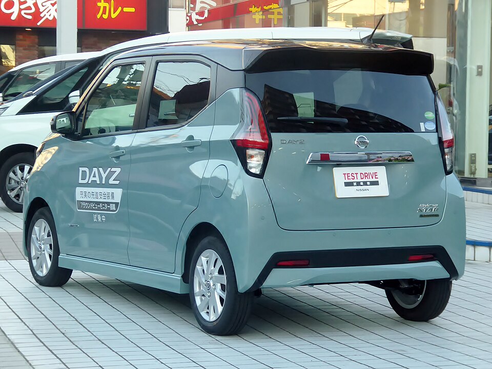 日産 デイズ 2代目 前期 ハイウェイスター の後方写真