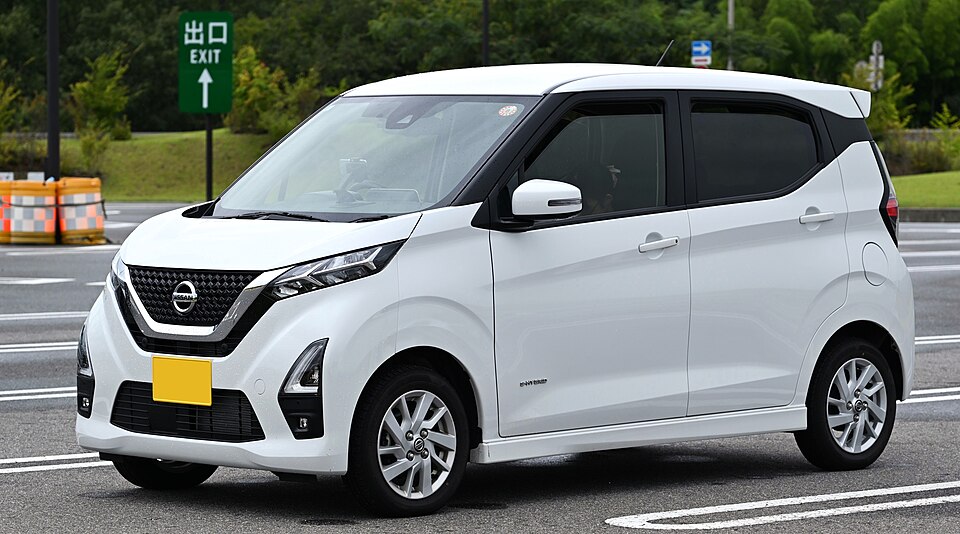 日産 デイズ 2代目 前期 ハイウェイスター の斜め前写真