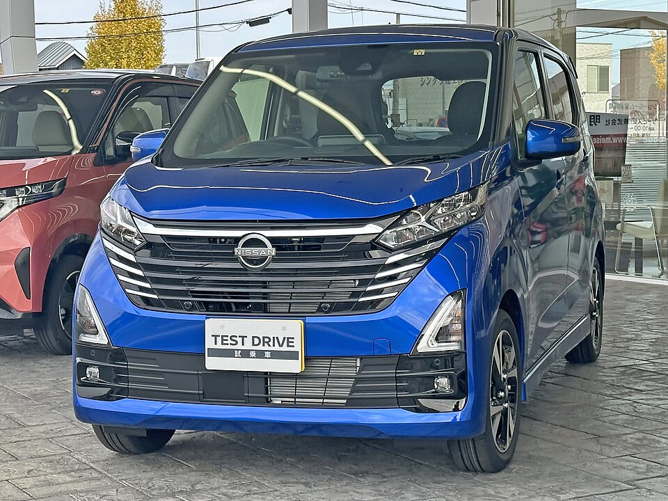 日産 デイズ 2代目 後期 ハイウェイスター の斜め前写真