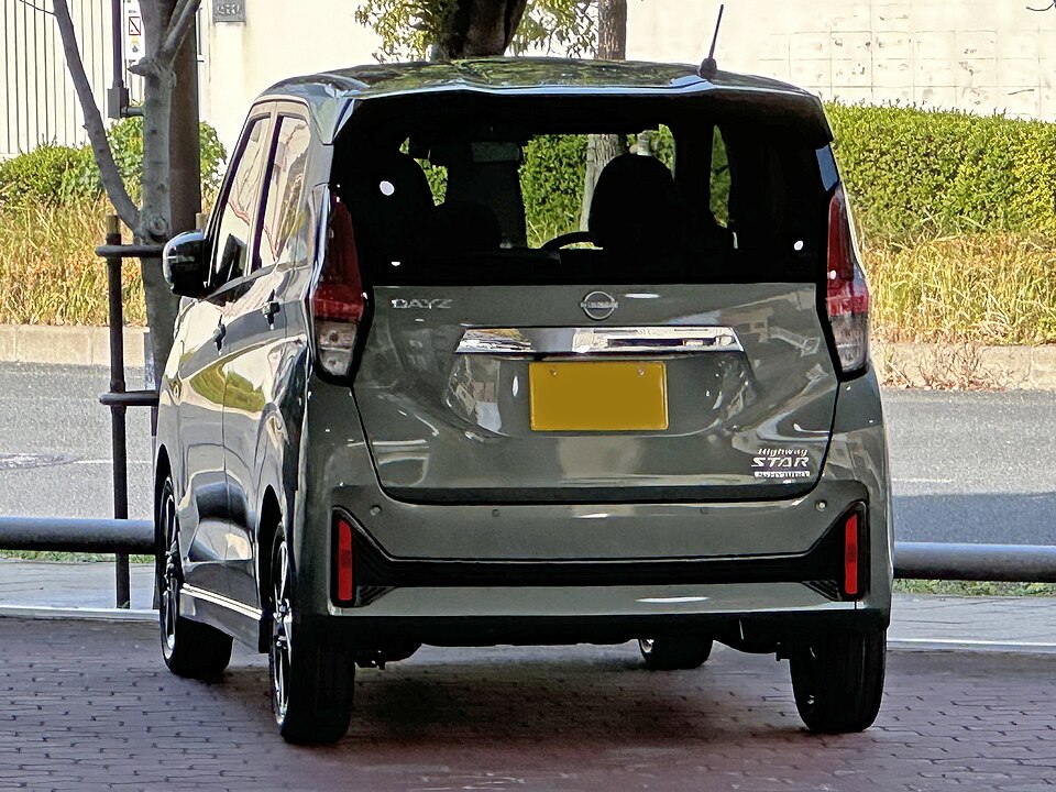 日産 デイズ 2代目 後期 ハイウェイスター の後方写真