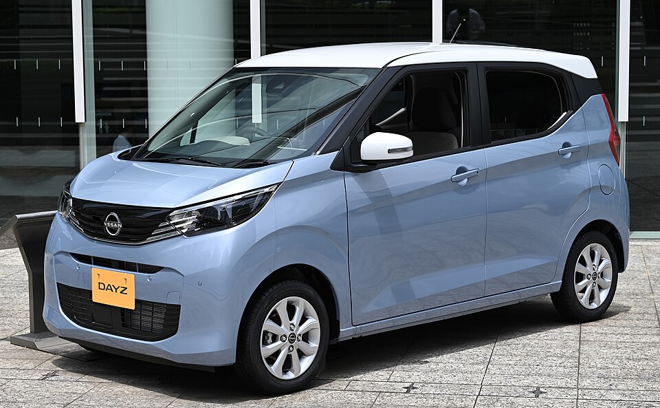 日産 デイズ 2代目 後期 の斜め前写真