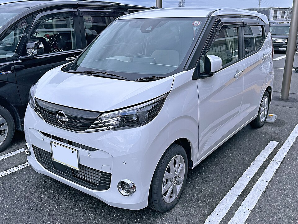 日産 デイズ 2代目 後期 の斜め前写真