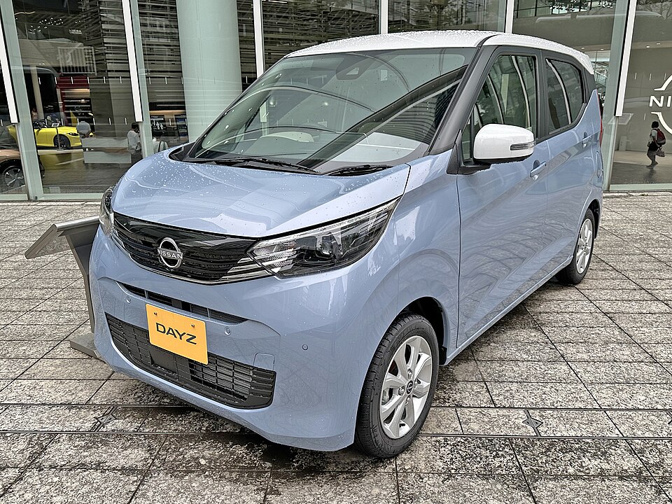 日産 デイズ 2代目 後期 の斜め前写真