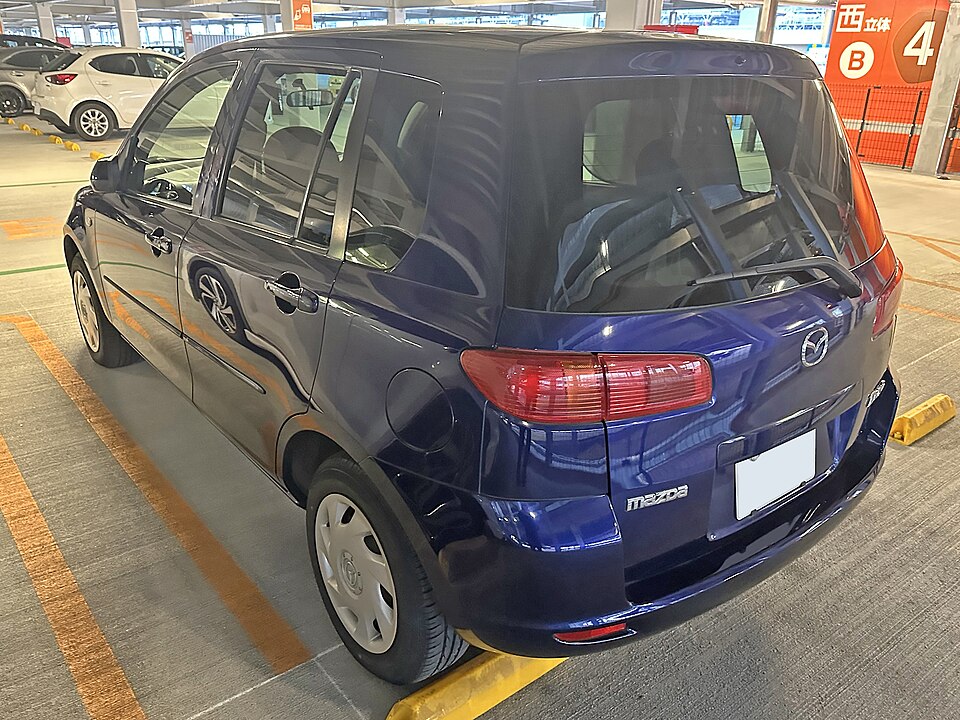 マツダ デミオ/MAZDA2 2代目 の後方写真