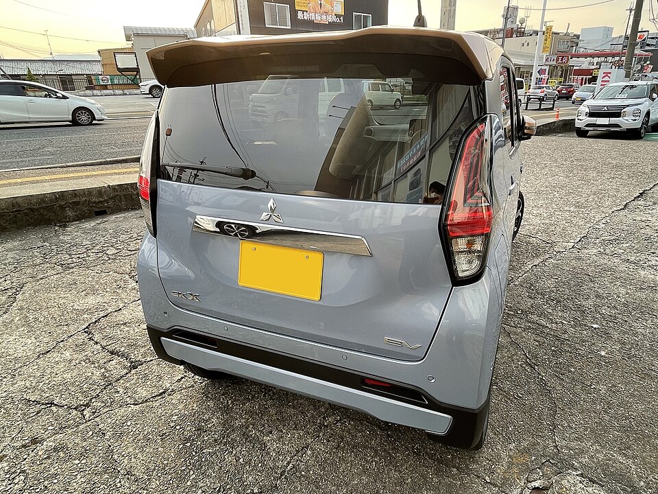 三菱 eKクロス EV 初代 の後方写真