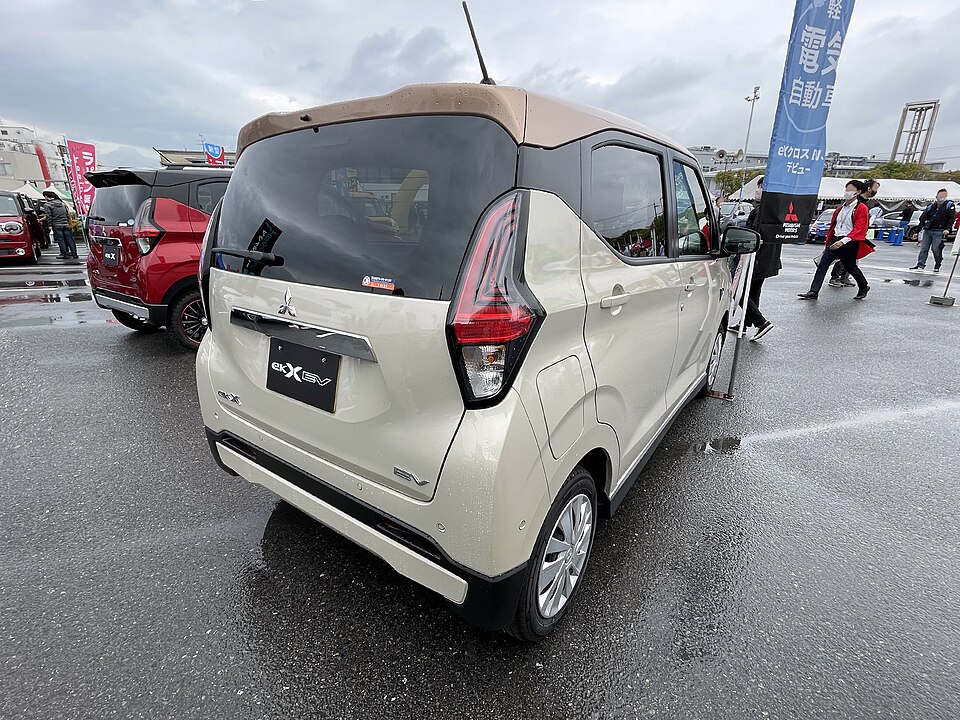 三菱 eKクロス EV 初代 の後方写真