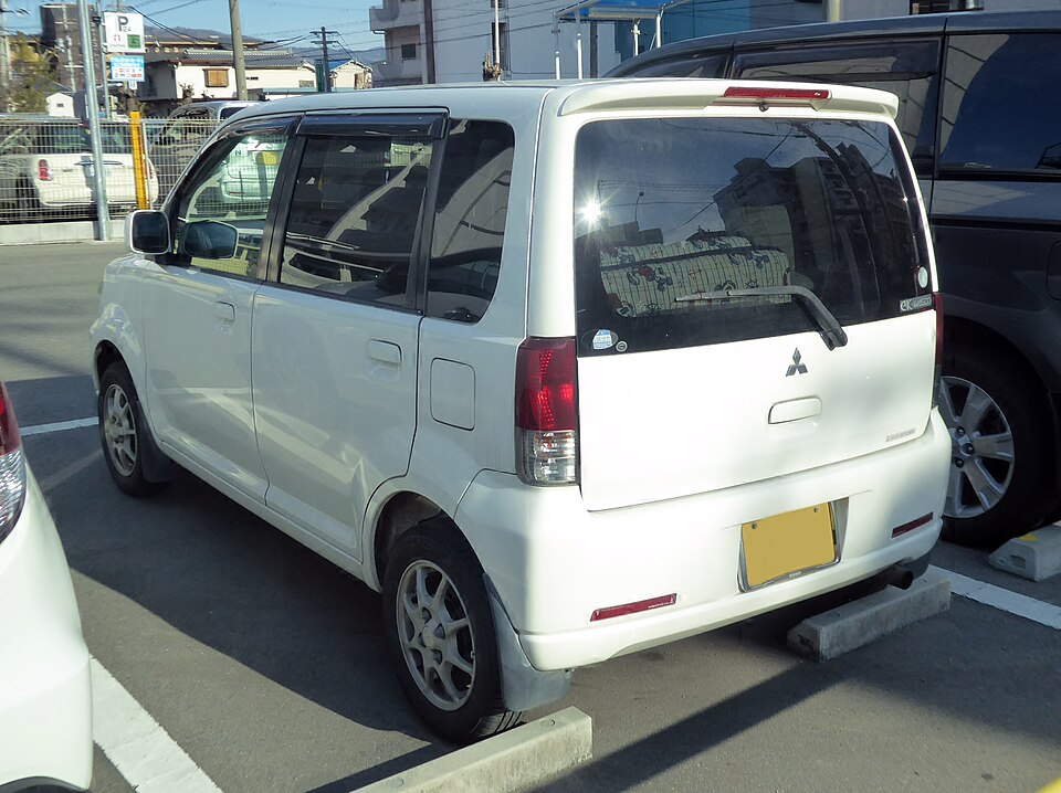 三菱 eKワゴン 初代 の後方写真