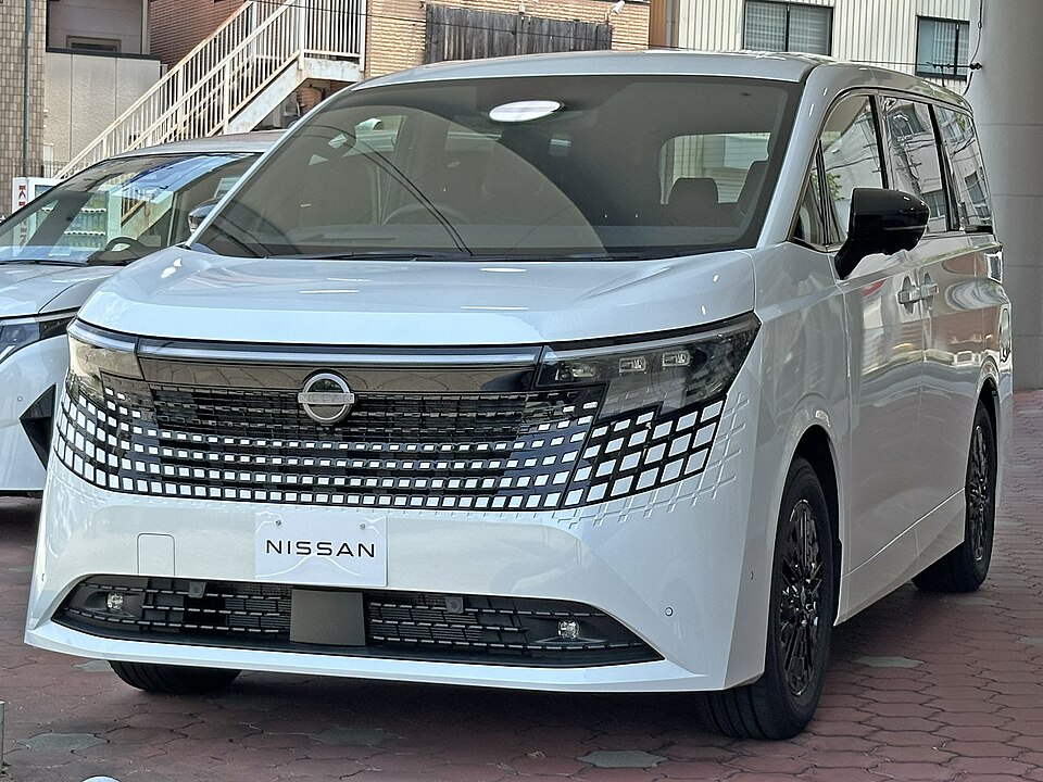 日産 エルグランド 4代目 の斜め前写真