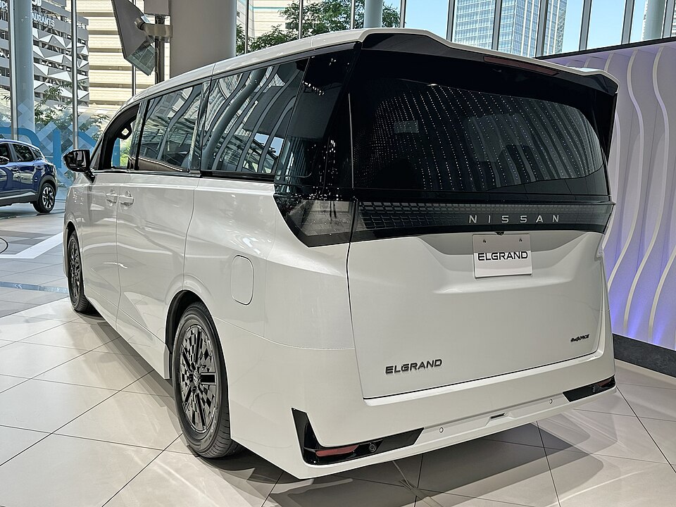 日産 エルグランド 4代目 の後方写真