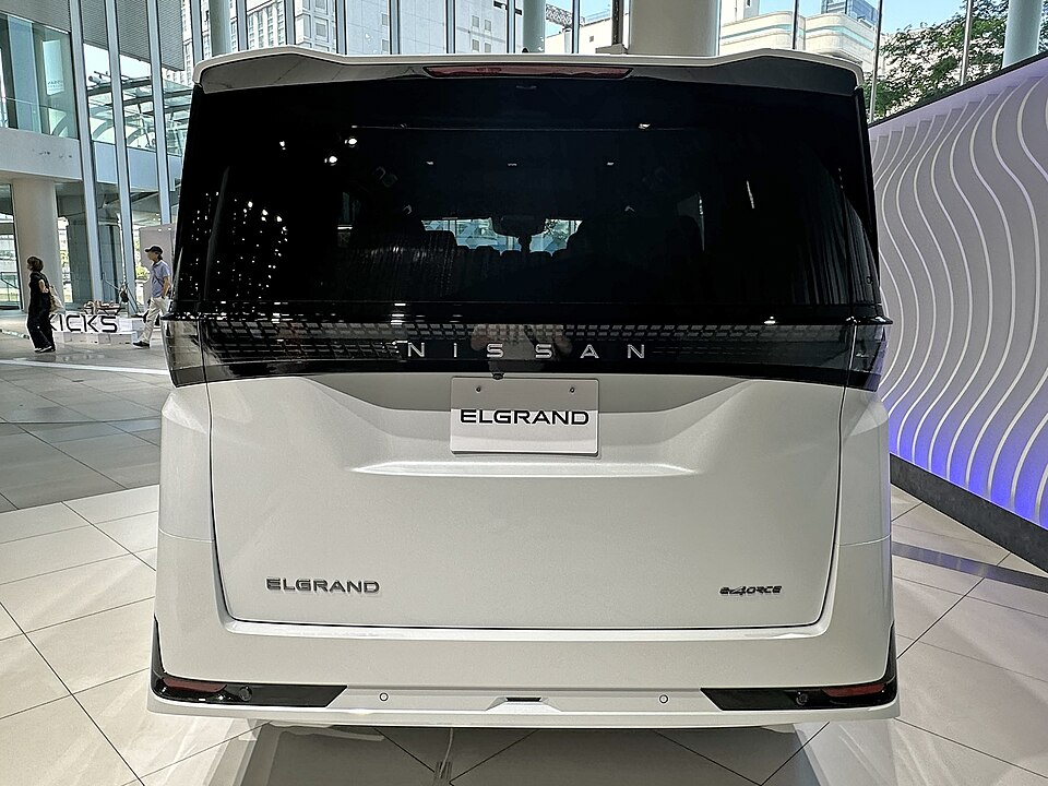 日産 エルグランド 4代目 の後方写真