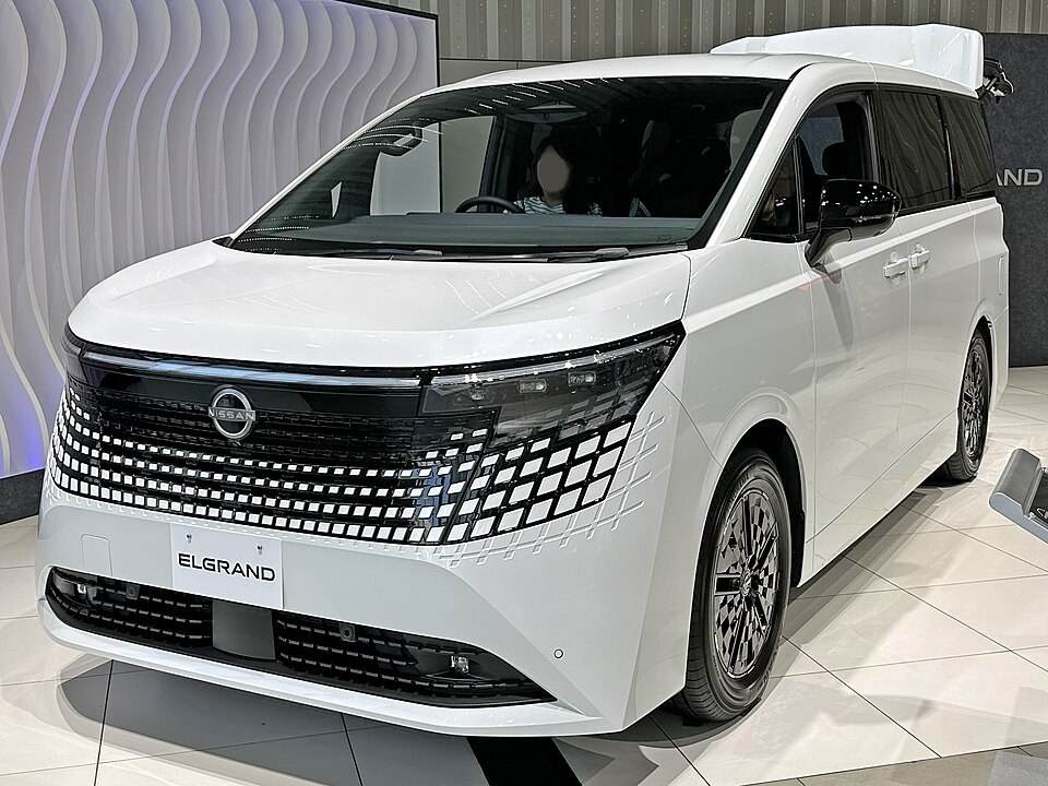 日産 エルグランド 4代目 の斜め前写真