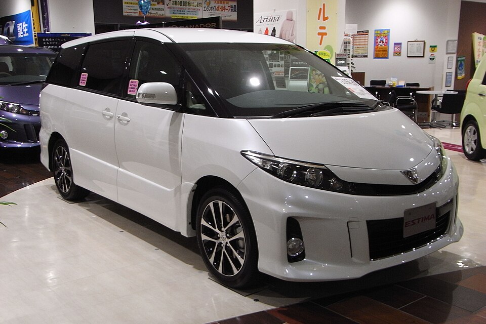 トヨタ エスティマ 3代目 前期 アエラス の斜め前写真