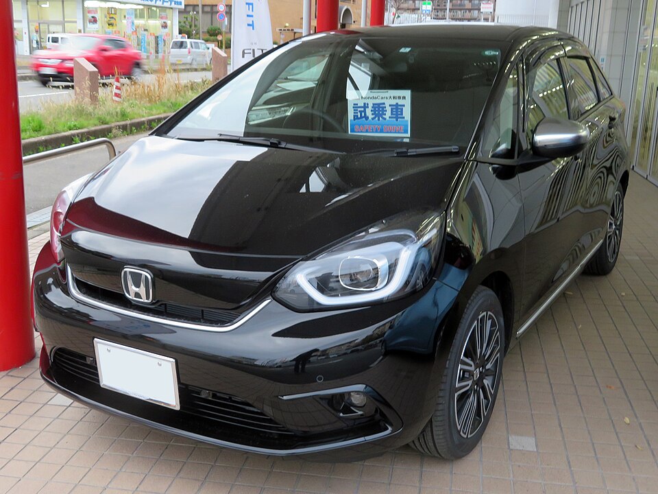 ホンダ フィット 4代目 前期 の斜め前写真