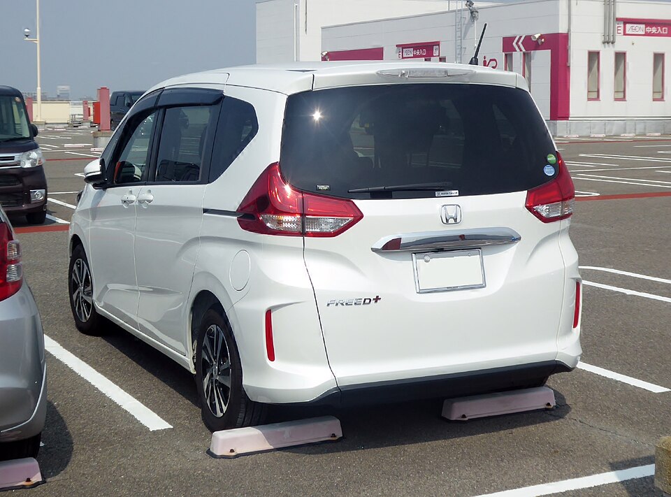 ホンダ フリード 2代目 前期 の後方写真